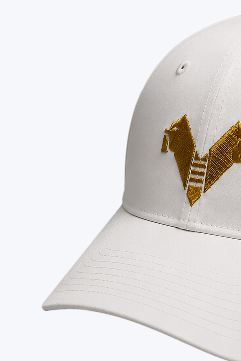 New Era cap bianco con ricamo oro